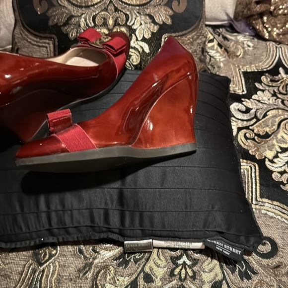 Ferragamo patent wedges Wine color, is closer than the red. - Picture 7 of 8